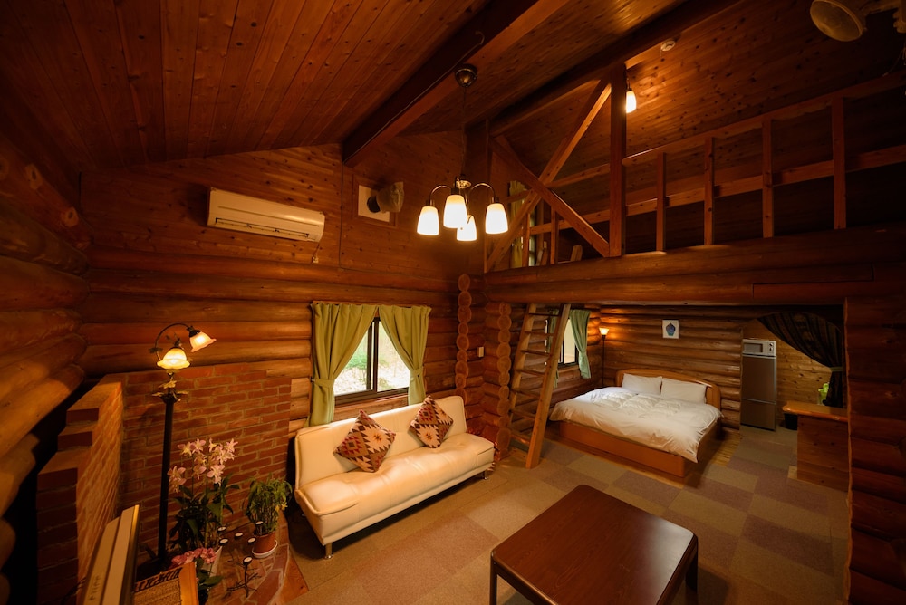 (山法師) リビング10畳+4.5畳キッチン付き[禁煙] | 湯布院 塚原高原 山荘 どんぐり