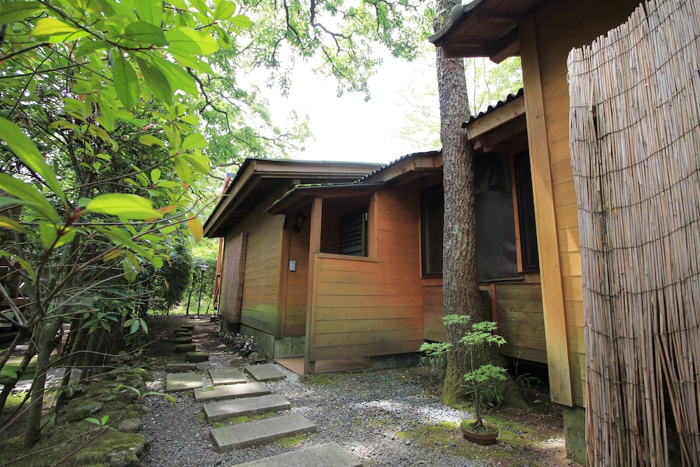 (福寿草)8畳+寝室4.5畳キッチン付き[禁煙]/すき焼き 客室1 | 湯布院 塚原高原 山荘 どんぐり