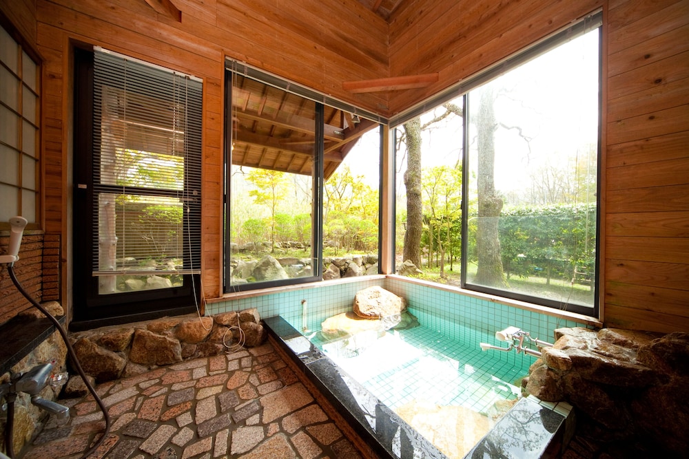 (翁草) リビング10畳+寝室5畳キッチン付き[禁煙] バスルーム1 | 湯布院 塚原高原 山荘 どんぐり