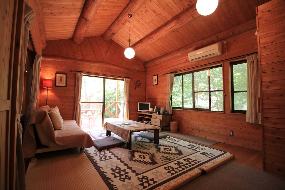 [福寿草] 8畳+寝室4.5畳　キッチン付き[禁煙] 客室5 | 湯布院 塚原高原 山荘 どんぐり