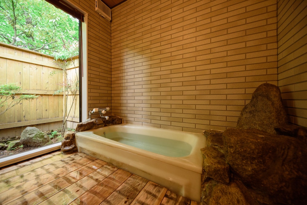 [福寿草] 8畳+寝室4.5畳　キッチン付き[禁煙] 深めの浴槽0 | 湯布院 塚原高原 山荘 どんぐり