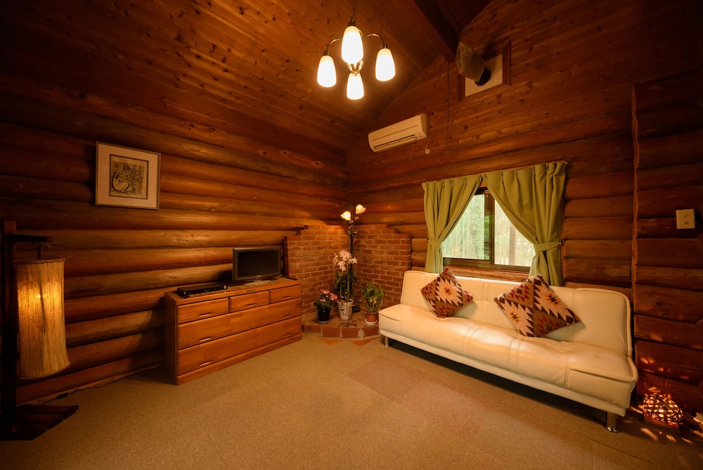 (山法師) リビング10畳+4.5畳キッチン付き[禁煙] 客室2 | 湯布院 塚原高原 山荘 どんぐり