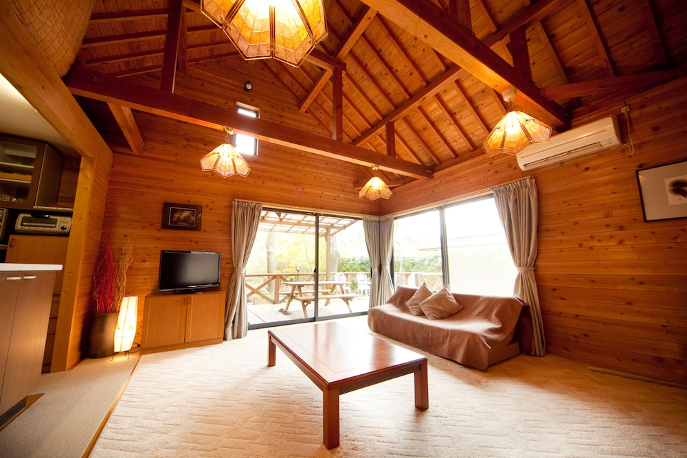 (翁草)リビング10畳+寝室5畳キッチン付き[禁煙]/すき焼き リビング エリア0 | 湯布院 塚原高原 山荘 どんぐり