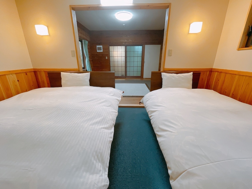 (桜草)リビング8畳+寝室4.5畳キッチン付き[禁煙]/すき焼き | 湯布院 塚原高原 山荘 どんぐり