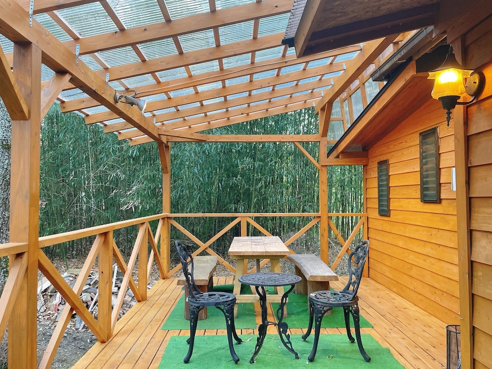 (桜草)リビング8畳+寝室4.5畳キッチン付き[禁煙]/すき焼き テラス / パティオ0 | 湯布院 塚原高原 山荘 どんぐり