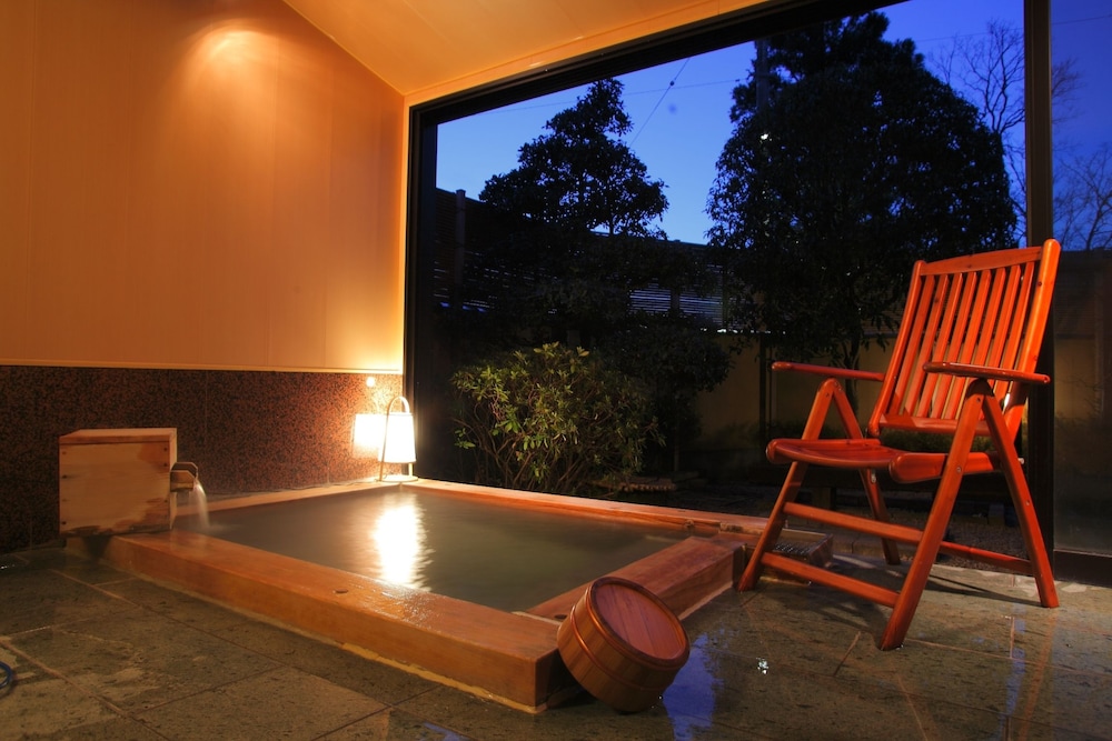 露天風呂付きメゾネットタイプ和洋室 深めの浴槽0 | 旅亭　萬葉