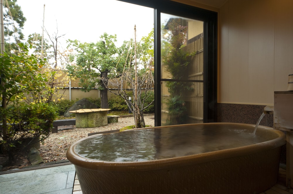 露天風呂付きメゾネットタイプ和洋室 バスルーム0 | 旅亭　萬葉