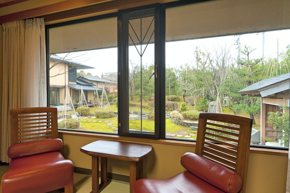 露天風呂付きメゾネットタイプ和洋室 リビング エリア0 | 旅亭　萬葉