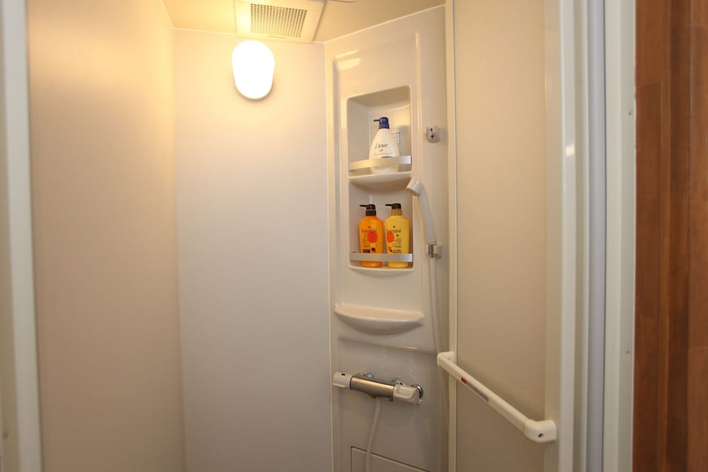 2段ベッド 貸切 バスルームのシャワー0 | フジヤマベース