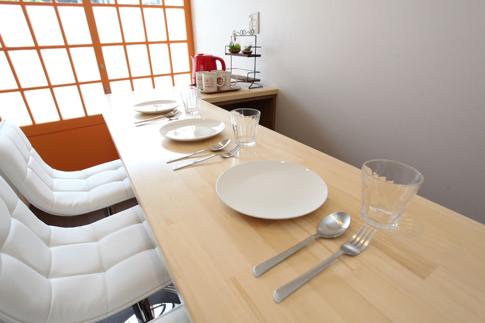 2段ベッド 貸切 客室内のダイニングエリア3 | フジヤマベース