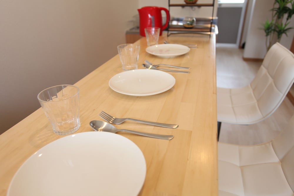 2段ベッド 貸切 客室内のダイニングエリア1 | フジヤマベース