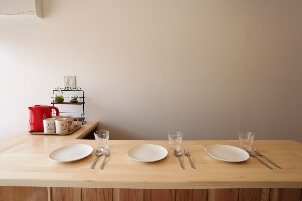 2段ベッド 貸切 客室内のダイニングエリア2 | フジヤマベース