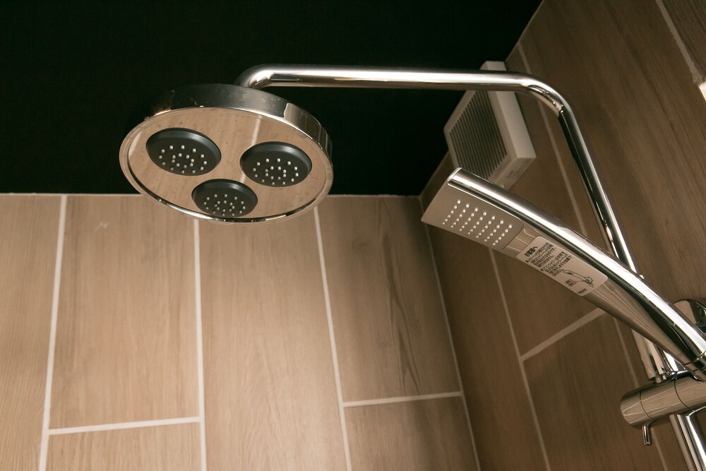 一棟貸し（1名から9名まで） バスルームのシャワー0 | ホスタ東寺 燦