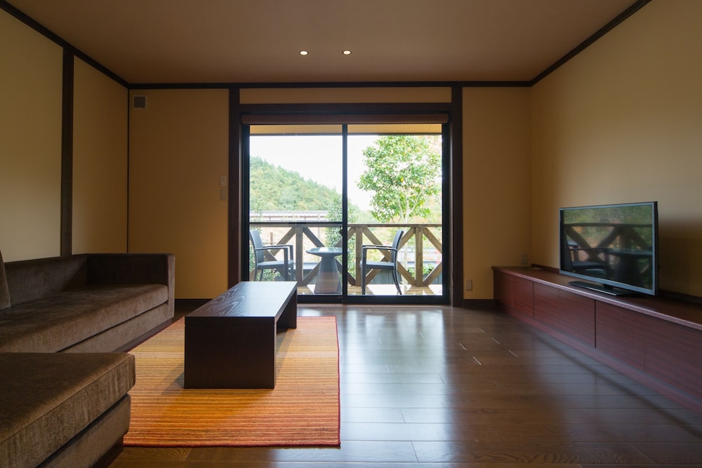 洋室（A２タイプ） リビングルーム1 | 深山山荘