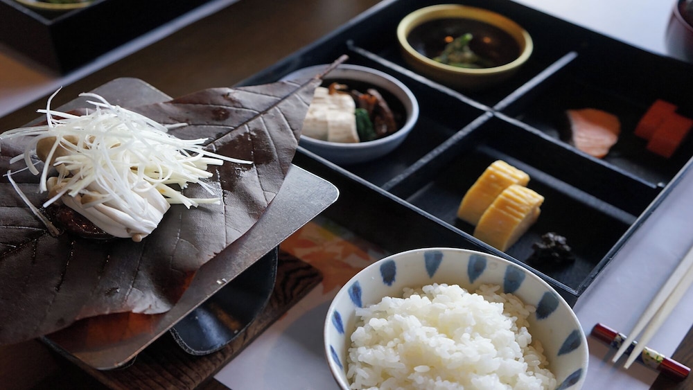 [一泊朝食] シモンズのベッドで快適なお目覚めを 天然温泉と飛騨の郷土料理 "朴葉みそ"朝食 喫煙可 | ホテル季古里