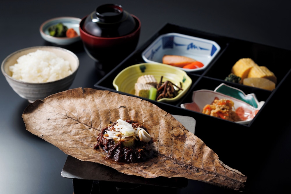[一泊朝食] シモンズのベッドで快適なお目覚めを 天然温泉と飛騨の郷土料理 "朴葉みそ"朝食 喫煙可 旅館のお食事処2 | ホテル季古里