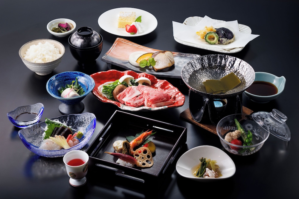 和室10畳 [旬菜会席] 基本の会席プラン 飛騨牛のお料理1品付き! 美肌の温泉と厳選飛騨牛をお値打ちに堪能! 旅館のお食事処2 | ホテル季古里