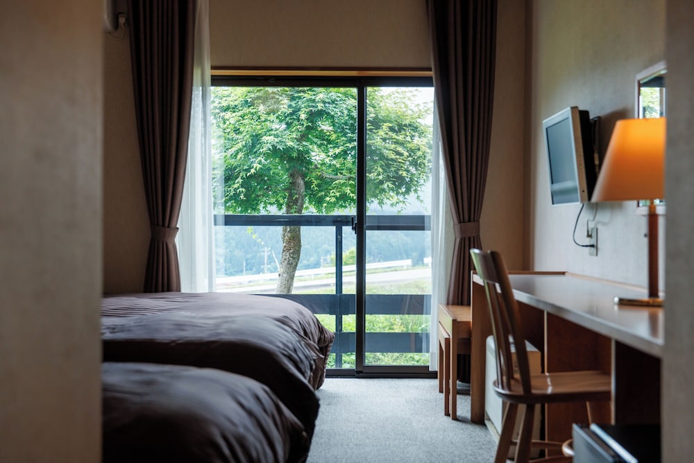 洋室ツイン [平日限定/素泊まり] 洋室限定 シモンズのベッドで快適なお目覚めを もちろん天然温泉もご堪能! 禁煙 客室2 | ホテル季古里