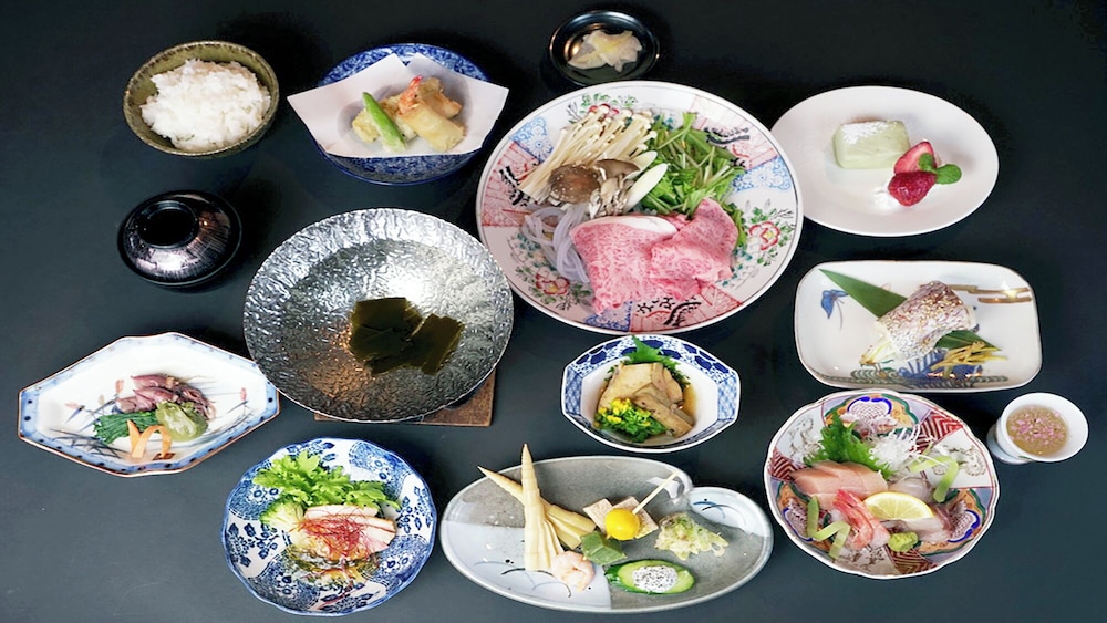 和室10畳 [旬菜会席] 基本の会席プラン 飛騨牛のお料理1品付き! 美肌の温泉と厳選飛騨牛をお値打ちに堪能! 旅館のお食事処2 | ホテル季古里