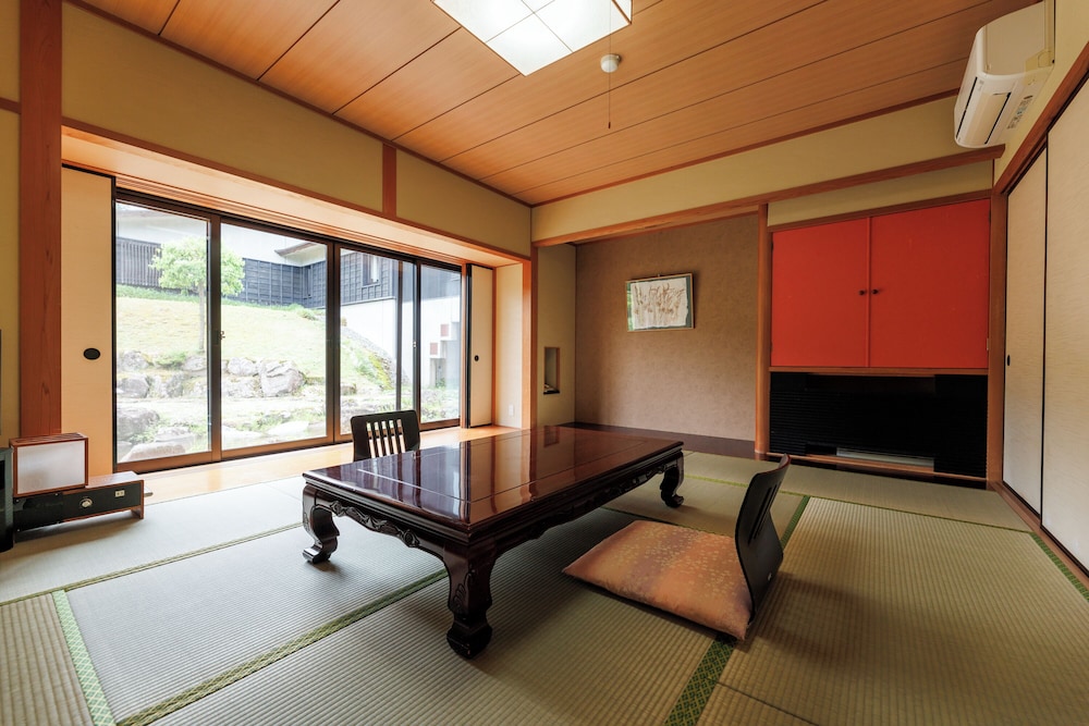 和室10畳 [旬菜会席] 基本の会席プラン 飛騨牛のお料理1品付き! 美肌の温泉と厳選飛騨牛をお値打ちに堪能! 客室1 | ホテル季古里