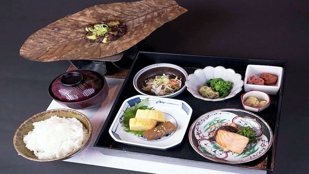 [一泊朝食] シモンズのベッドで快適なお目覚めを 天然温泉と飛騨の郷土料理 "朴葉みそ"朝食 喫煙可 旅館のお食事処3 | ホテル季古里