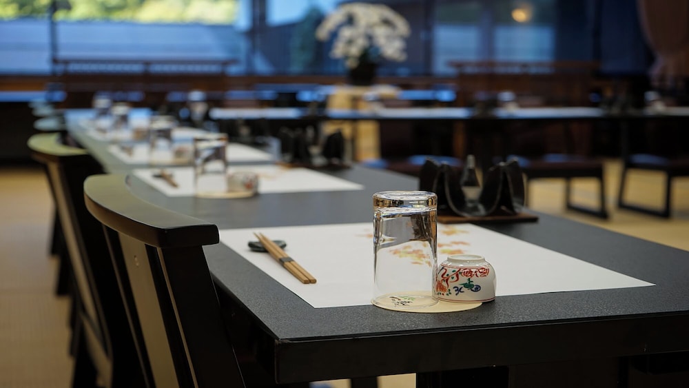 [一泊朝食] シモンズのベッドで快適なお目覚めを 天然温泉と飛騨の郷土料理 "朴葉みそ"朝食 喫煙可 旅館のお食事処1 | ホテル季古里