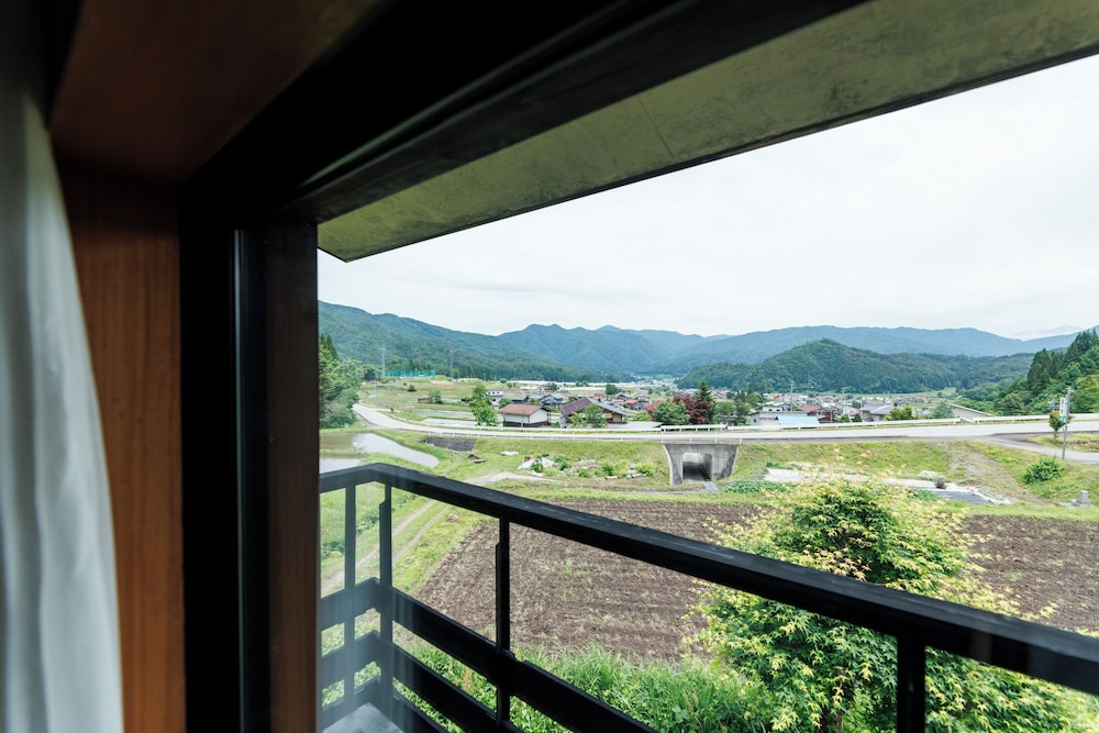 洋室ツイン [平日限定/素泊まり] 洋室限定 シモンズのベッドで快適なお目覚めを もちろん天然温泉もご堪能! 禁煙 客室11 | ホテル季古里