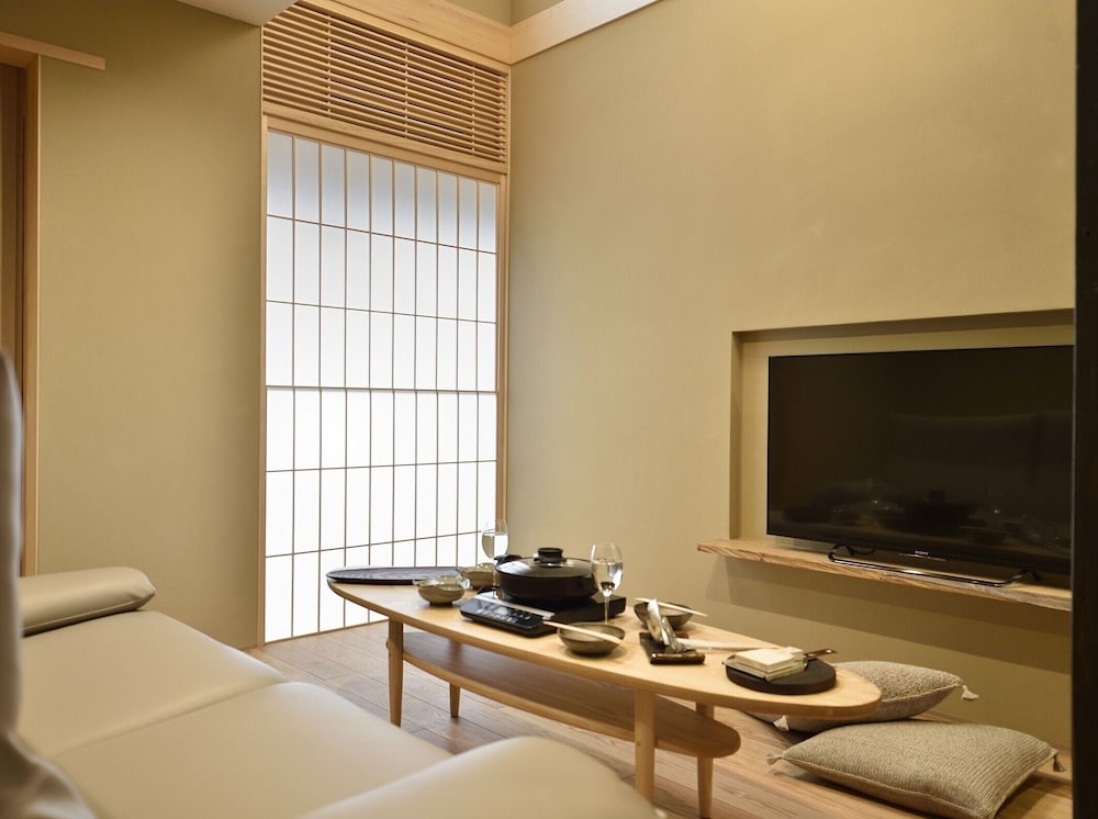 京都町屋一棟貸し リビング エリア3 | ゲストハウス みかさ