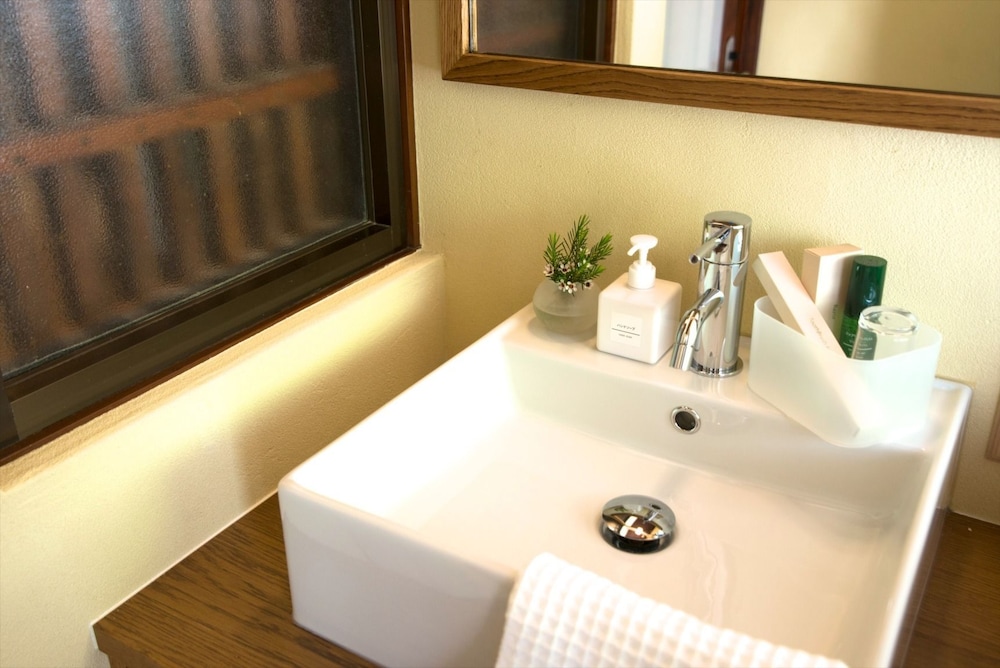 町家 [*3名以上のご予約の場合のみ追加で布団の提供あり] 客室1 | かずえや