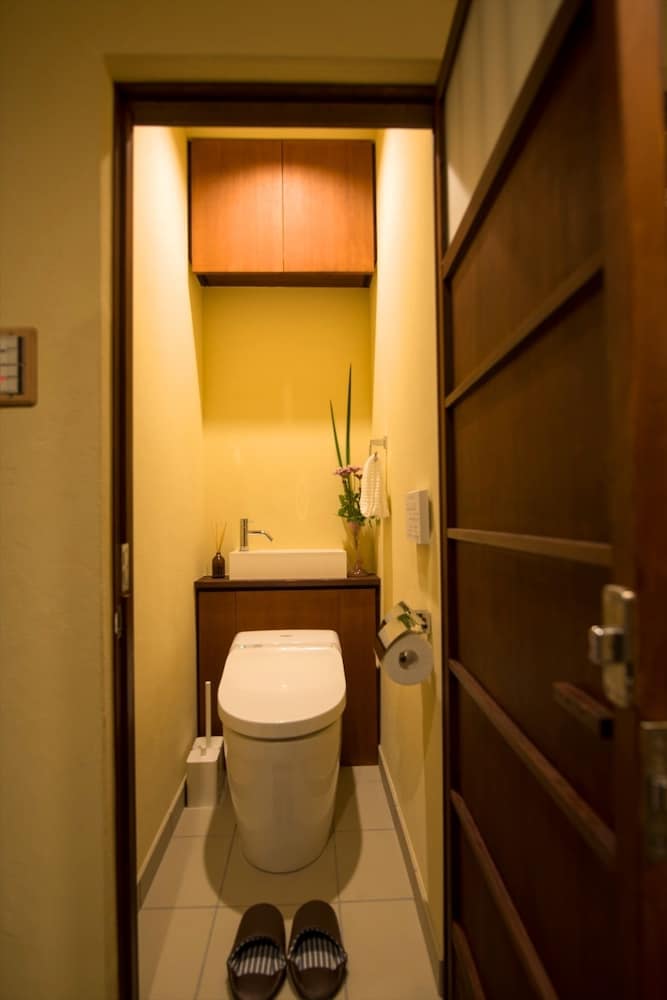 町家 [*3名以上のご予約の場合のみ追加で布団の提供あり] バスルーム1 | かずえや