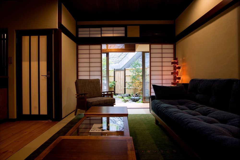 町家 [*3名以上のご予約の場合のみ追加で布団の提供あり] リビングルーム2 | かずえや