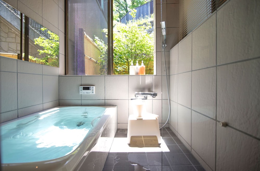 町家 [*3名以上のご予約の場合のみ追加で布団の提供あり] バスルーム0 | かずえや