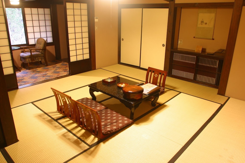 和室 (バス無しトイレ付き、喫煙可) 客室1 | 湯元 長座
