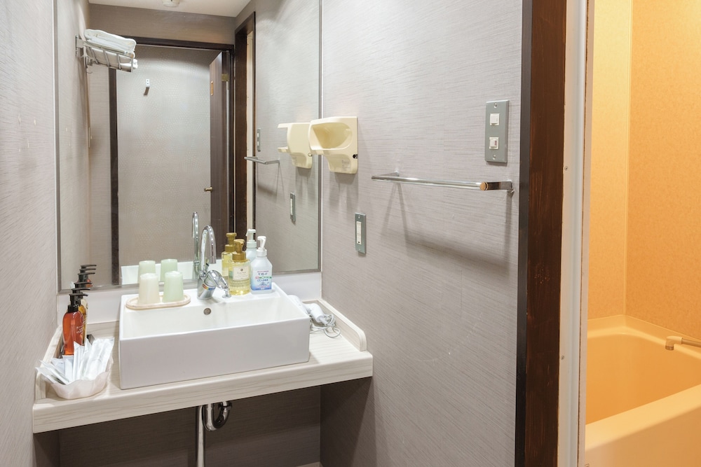 [リバービュー]スタンダード和室8畳+広縁(30sqm) バスルーム1 | 亀山亭ホテル