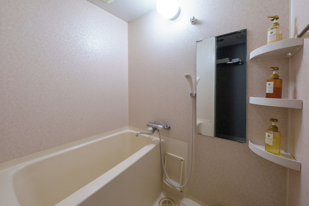 [リバービュー]スタンダード和室8畳+広縁(30sqm) バスルーム0 | 亀山亭ホテル