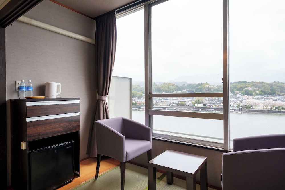 [リバービュー]スタンダード和室8畳+広縁(30sqm) 部屋からの景観0 | 亀山亭ホテル