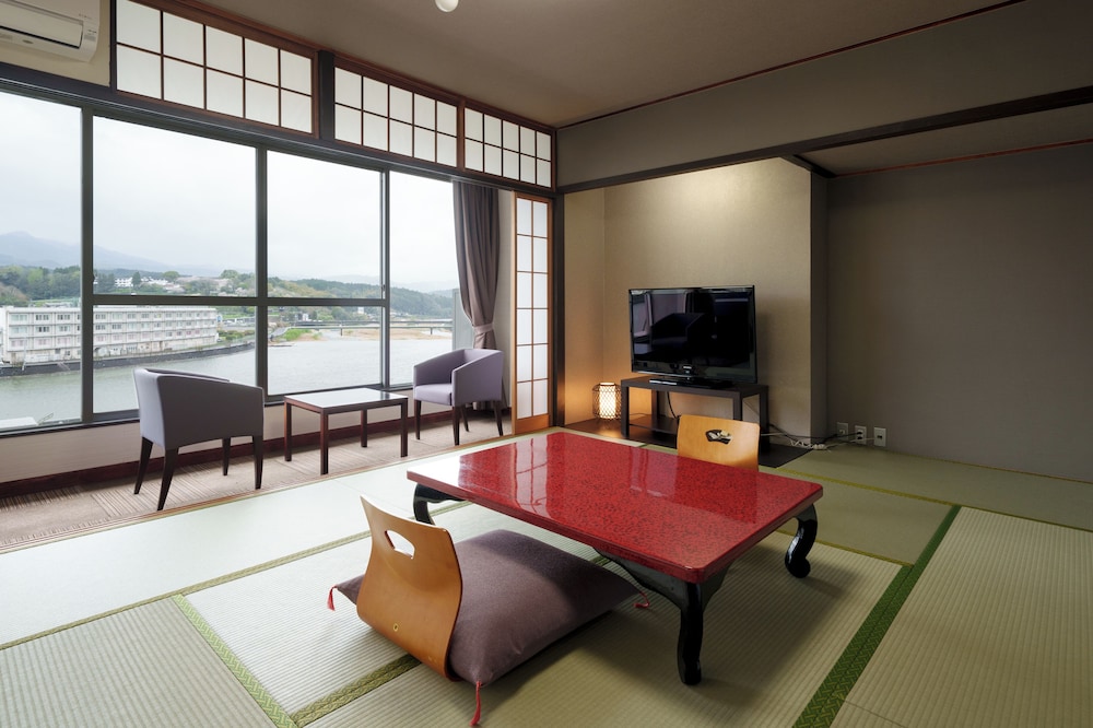 [リバービュー]モデレート和室10畳+広縁(38sqm) | 亀山亭ホテル
