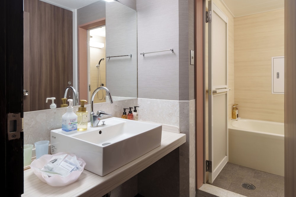 [リバービュー]モデレート和室10畳+広縁(38sqm) バスルーム1 | 亀山亭ホテル