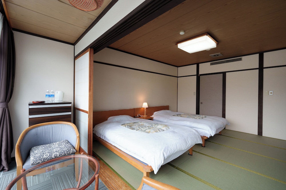 [リバービュー]モデレート和室10畳ツイン(38sqm/ベッド120cm×2) 客室4 | 亀山亭ホテル