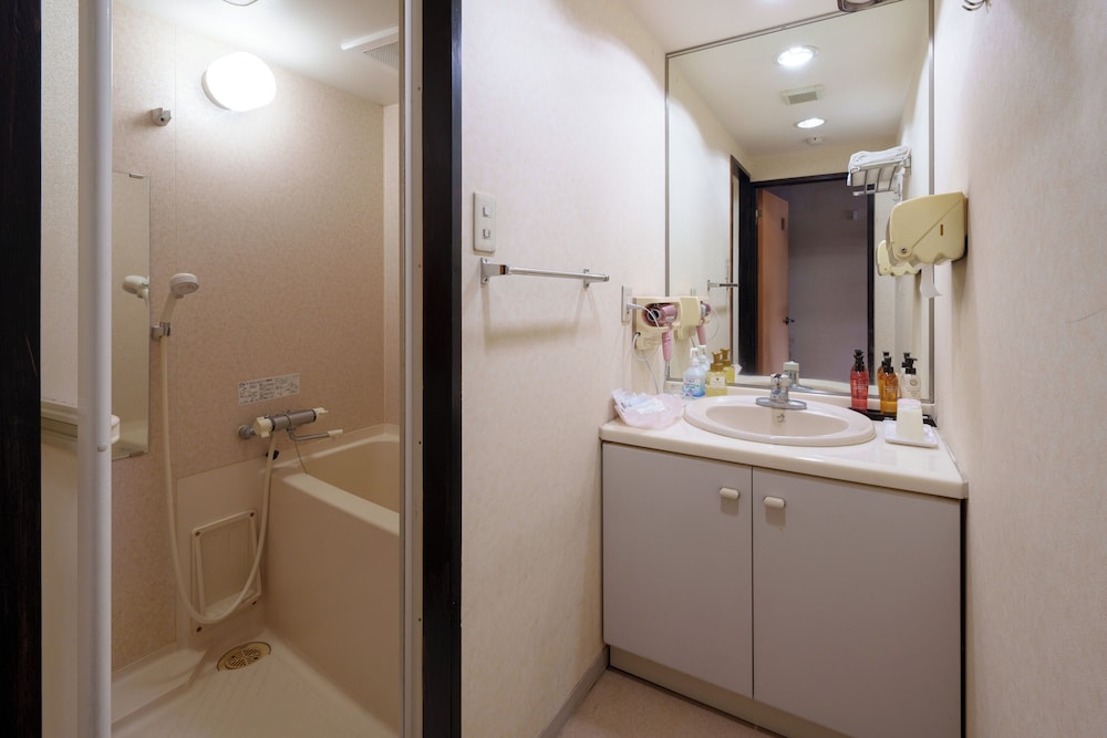 [リバービュー]スタンダード和室8畳ツイン(30sqm/ベッド100cm×2) バスルーム1 | 亀山亭ホテル