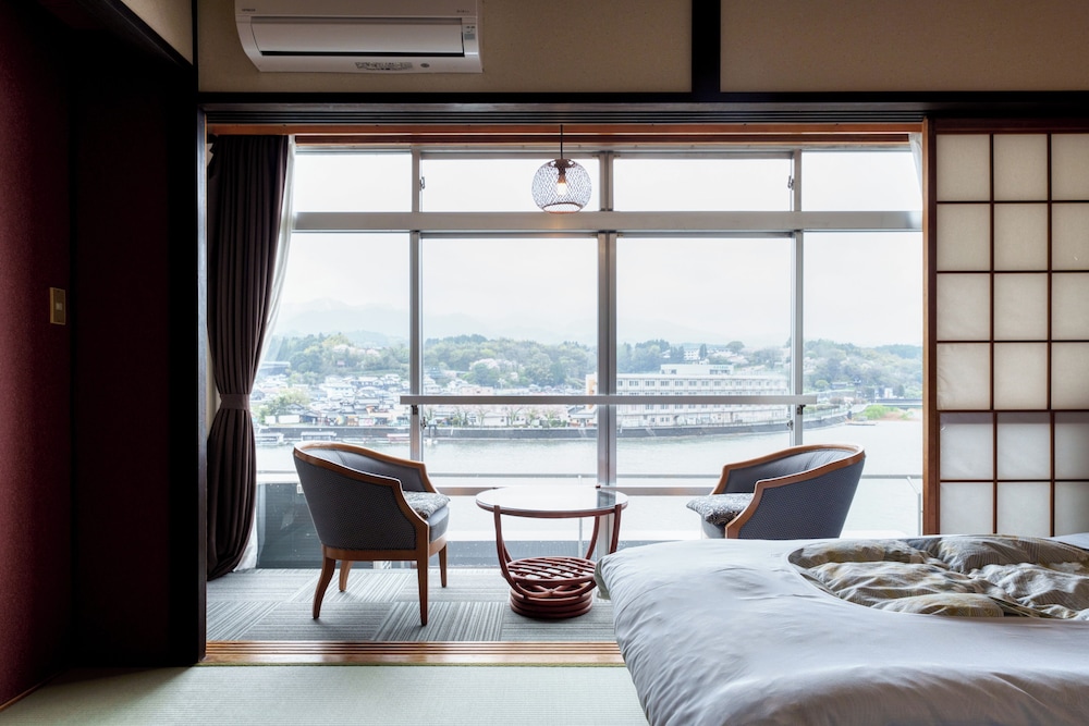 [リバービュー]モデレート和室10畳ツイン(38sqm/ベッド120cm×2) 客室1 | 亀山亭ホテル