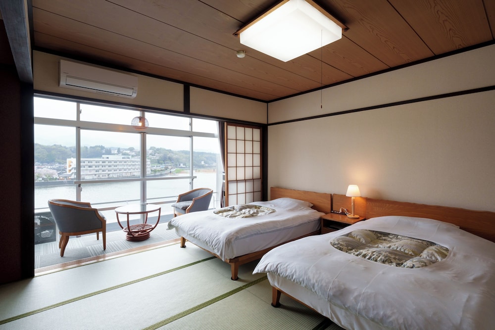 [リバービュー]モデレート和室10畳ツイン(38sqm/ベッド120cm×2) 客室3 | 亀山亭ホテル