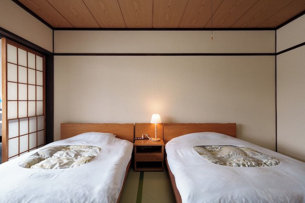 [リバービュー]モデレート和室10畳ツイン(38sqm/ベッド120cm×2) 客室2 | 亀山亭ホテル