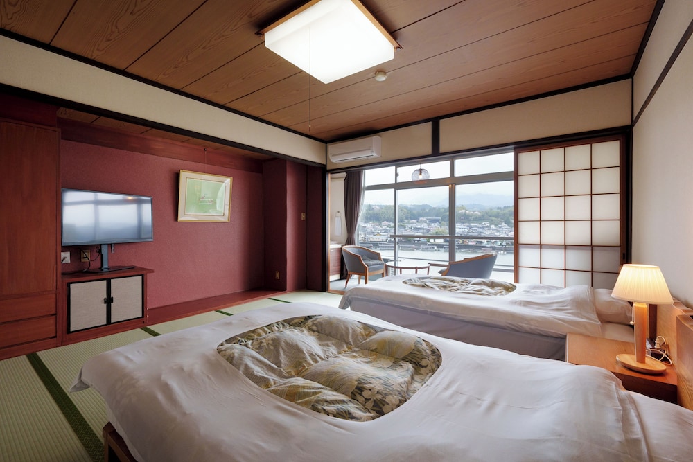 [リバービュー]モデレート和室10畳ツイン(38sqm/ベッド120cm×2) | 亀山亭ホテル