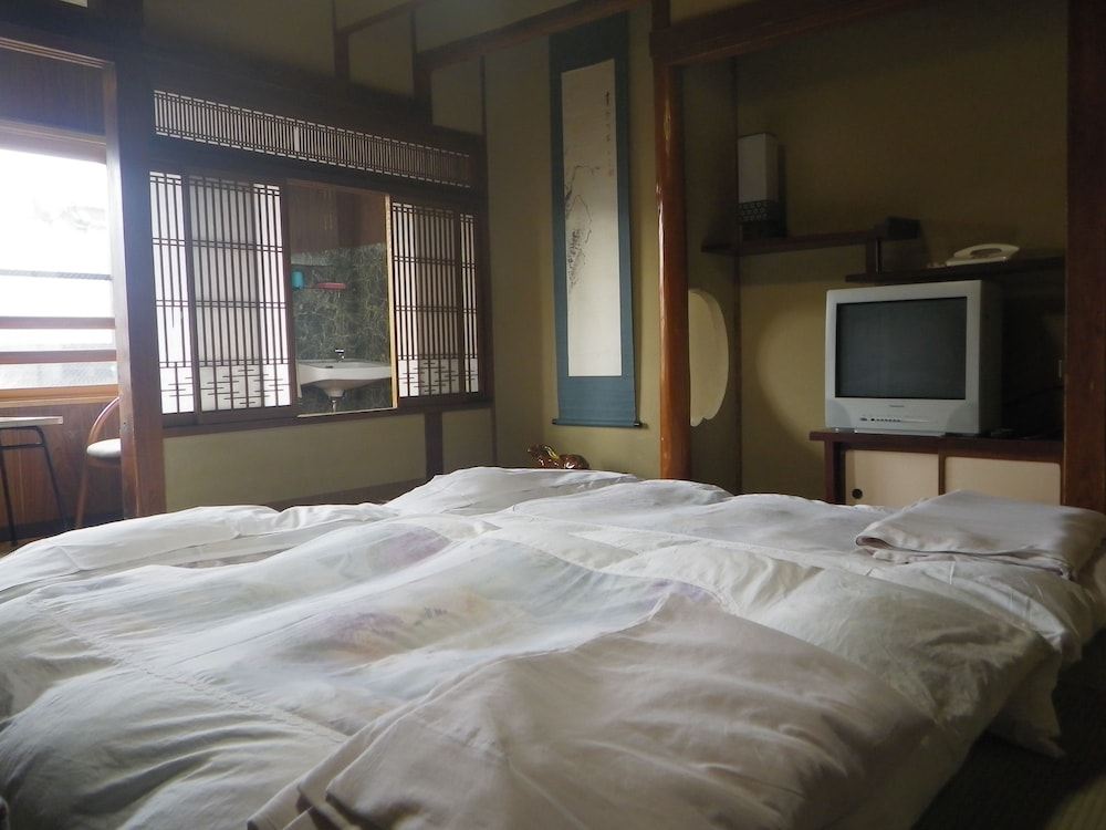 ベーシック 4 人部屋 客室3 | 中央館 清水屋旅館