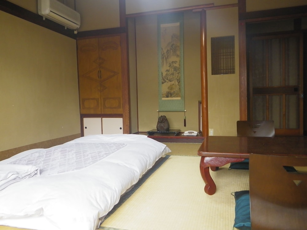 ベーシック 4 人部屋 客室5 | 中央館 清水屋旅館
