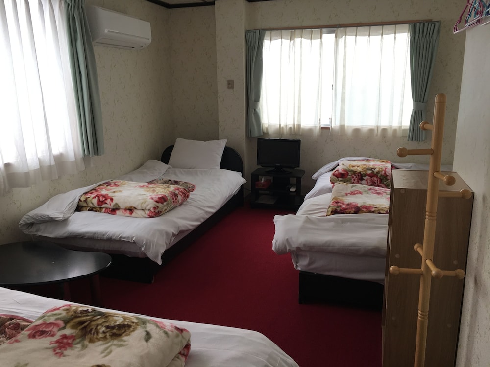 4ベッドルーム（バス・トイレ共同） 客室1 | ペンション北白川