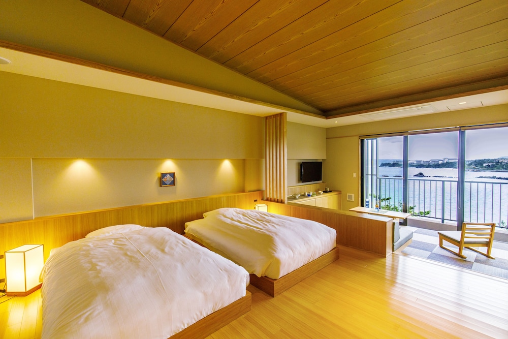 スタンダード スイート シービュー 部屋からの景観0 | 海の旅亭おきなわ名嘉真荘