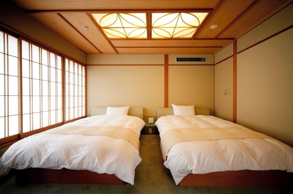 飛天館 和室ベッドルーム 客室1 | ことひら温泉琴参閣