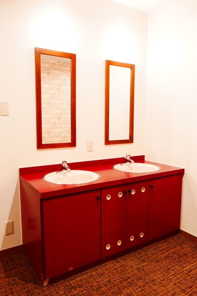 ダブルキャビンベッドドミトリー　共用バスルーム バスルームのシンク0 | トラベラーズホステル ケイズハウス金沢